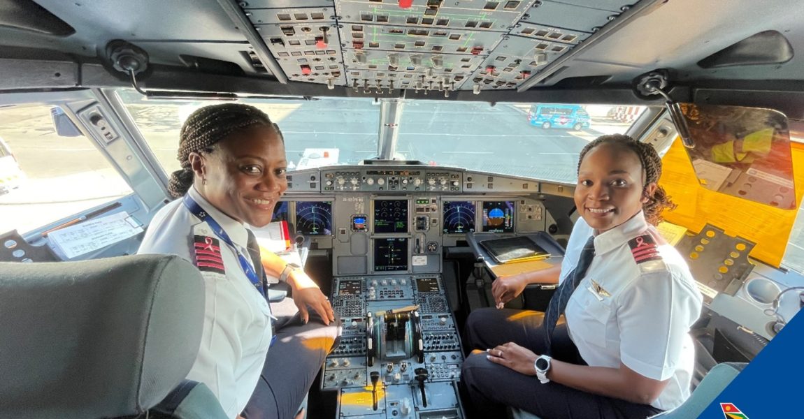 Ein bedeutender Tag in der Geschichte der Fluggesellschaft: Erstmals haben zwei Schwarzafrikanerinnen einen Flug von Johannesburg nach Kapstadt durchgeführt. Der Flug wurde von Kapitänin Annabel Vundla und der Ersten Offizierin Refilwe Moreetsi geleitet.