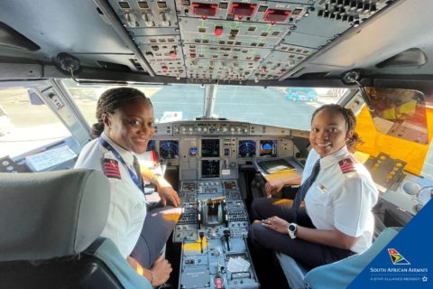 Ein bedeutender Tag in der Geschichte der Fluggesellschaft: Erstmals haben zwei Schwarzafrikanerinnen einen Flug von Johannesburg nach Kapstadt durchgeführt. Der Flug wurde von Kapitänin Annabel Vundla und der Ersten Offizierin Refilwe Moreetsi geleitet.