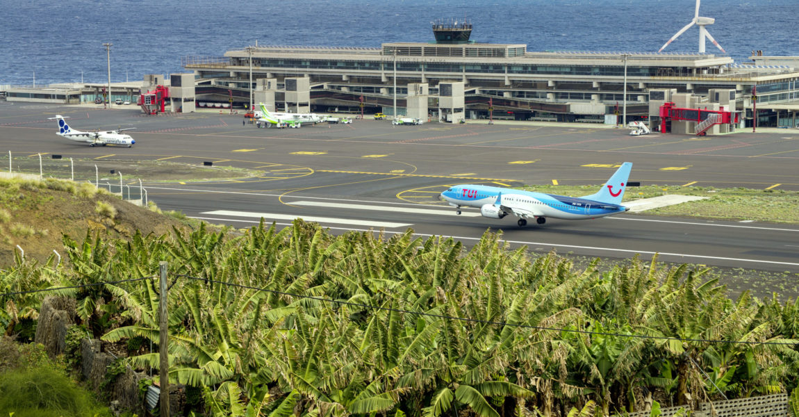 Nationaler und internationaler Verkehr bestimmen das Geschehen auf La Palma. TUI Airlines Netherlands kommt beispielsweise regelmäßig mit Boeing 737 MAX 8 aus Amsterdam-Schiphol.