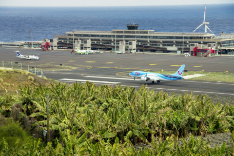 Nationaler und internationaler Verkehr bestimmen das Geschehen auf La Palma. TUI Airlines Netherlands kommt beispielsweise regelmäßig mit Boeing 737 MAX 8 aus Amsterdam-Schiphol.