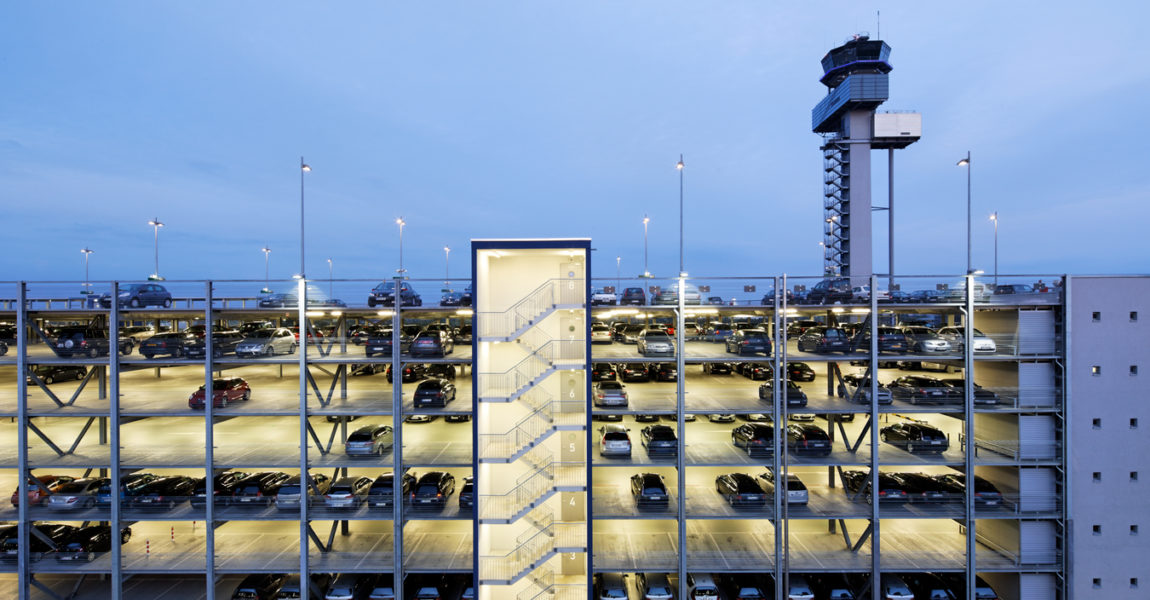 Parken am Düsseldorfer Flughafen: Der Düsseldorfer Flughafen bietet über 17.000 Stellplätze.