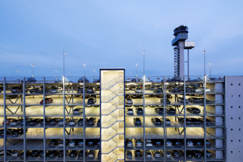 Parken am Düsseldorfer Flughafen: Der Düsseldorfer Flughafen bietet über 17.000 Stellplätze.