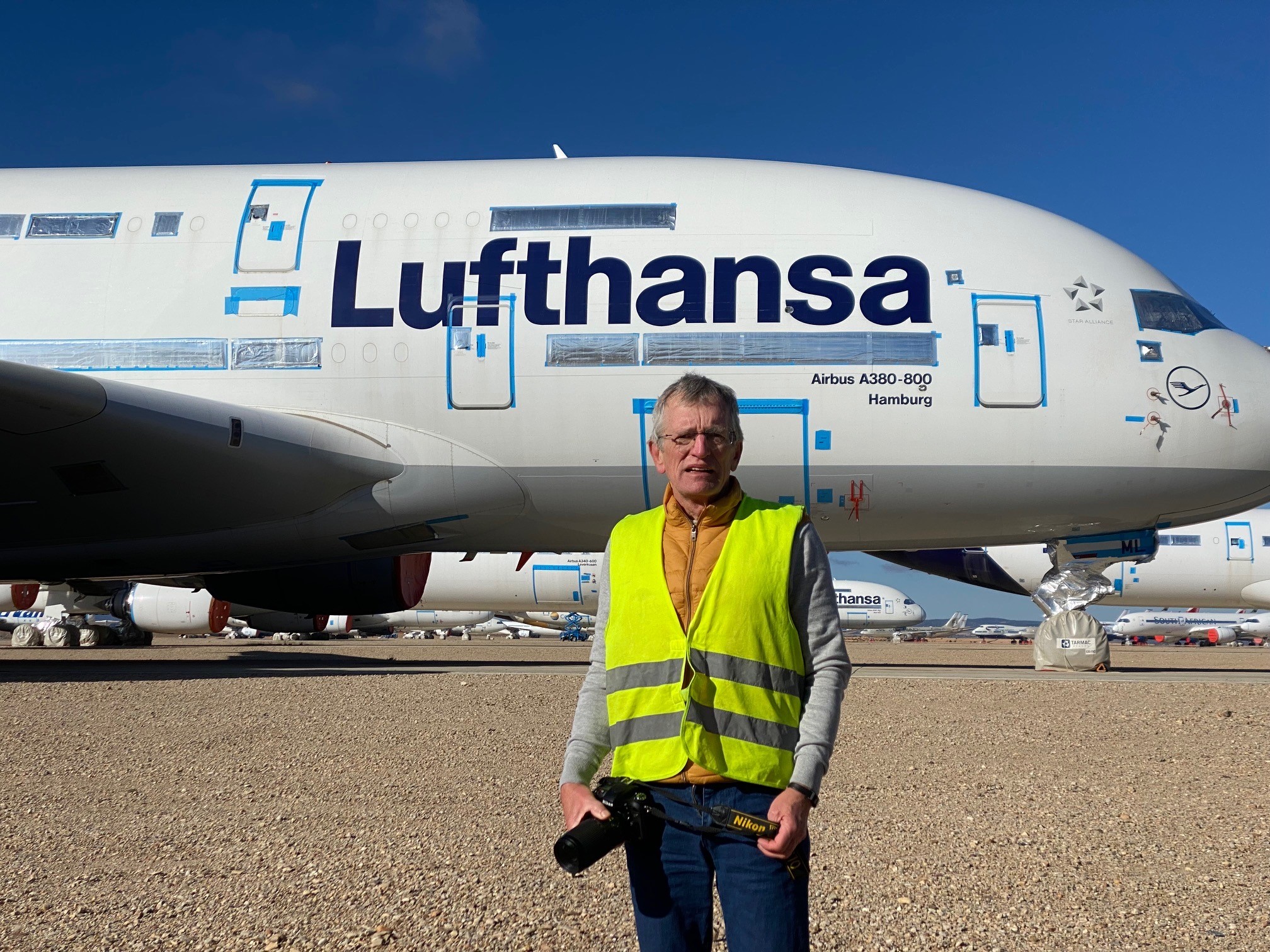 AERO-INTERNATIONAL-Herausgeber Dietmar Plath in Teruel, um den Abflug der D-AIMK  nach Frankfurt zu begleiten. Bild: Dietmar Plath