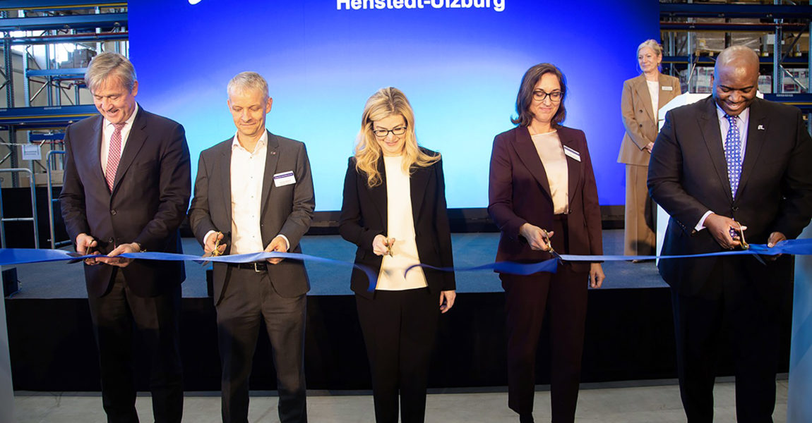 Das Distributionszentrum in Henstedt-Ulzburg wurde von hochrangigen Boeing-Vertretern eröffnet. Aus den USA war die Chefin von Boeing Global Services, Stephanie Pope, angereist (3. v. l.) Bürgermeisterin Ulrike Schmidt (4. v .l.) vertrat die Gemeinde Henstedt-Ulzburg