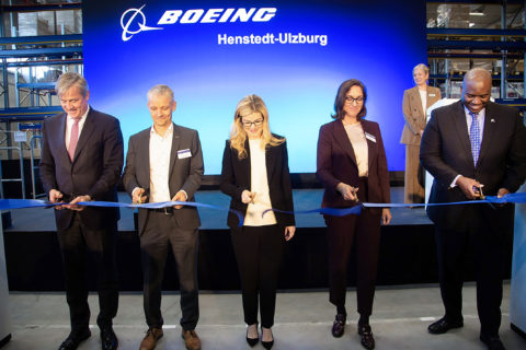 Das Distributionszentrum in Henstedt-Ulzburg wurde von hochrangigen Boeing-Vertretern eröffnet. Aus den USA war die Chefin von Boeing Global Services, Stephanie Pope, angereist (3. v. l.) Bürgermeisterin Ulrike Schmidt (4. v .l.) vertrat die Gemeinde Henstedt-Ulzburg