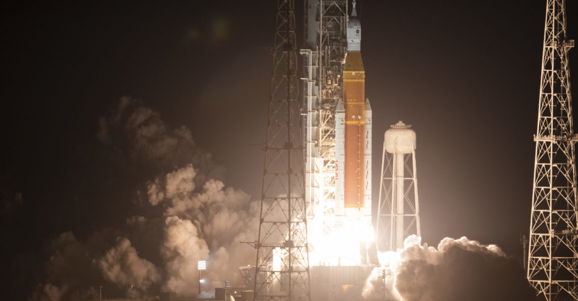 Die Rakete des Space Launch System (SLS) und Orion starteten um 1:47 Uhr von Launch Pad 39B im Kennedy Space Center. 