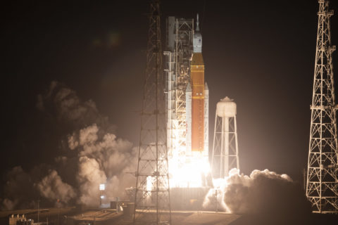 Die Rakete des Space Launch System (SLS) und Orion starteten um 1:47 Uhr von Launch Pad 39B im Kennedy Space Center. 