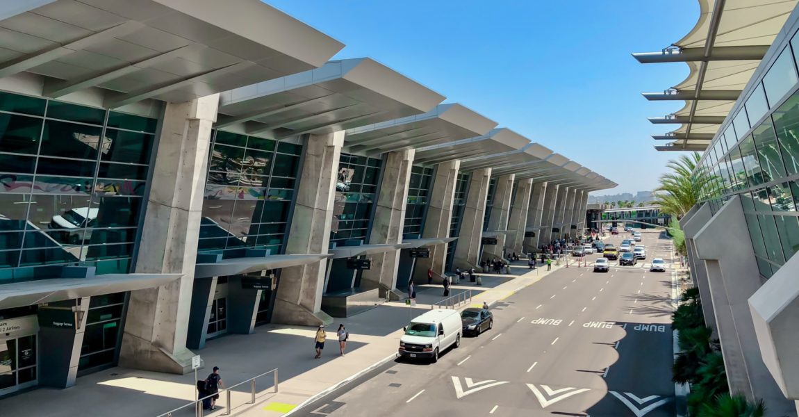 Eine Flugbegleiterin hat am San Diego International Airport versucht, mehrere Pakete Drogen zu schmuggeln.