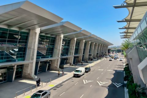 Eine Flugbegleiterin hat am San Diego International Airport versucht, mehrere Pakete Drogen zu schmuggeln.