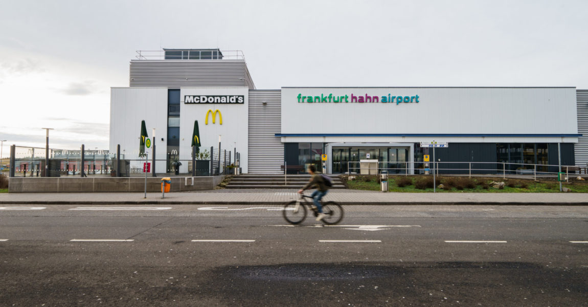 Am Hunsrück-Flughafen Hahn hat das offizielle Insolvenzverfahren begonnen. Die schon vor einem halben Jahr als Käufer präsentierten Investoren haben immer noch nicht gezahlt. Nun könnte eine deutsche Rennstrecke mit russischem Hintergrund zum Zuge kommen.