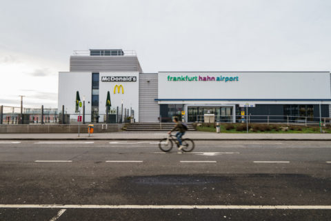 Am Hunsrück-Flughafen Hahn hat das offizielle Insolvenzverfahren begonnen. Die schon vor einem halben Jahr als Käufer präsentierten Investoren haben immer noch nicht gezahlt. Nun könnte eine deutsche Rennstrecke mit russischem Hintergrund zum Zuge kommen.
