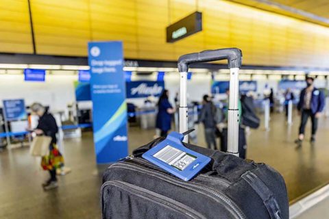 Alaska Airlines stellt jetzt elektronische Gepäckanhänger zur Verfügung.