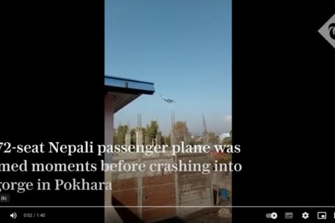 In Nepal ist ein Flugzeug abgestürzt. Ein Augenzeuge hat das Unglück gefilmt. The Telegraph zeigt diese Videoaufnahmen in einem Youtube-Beitrag.