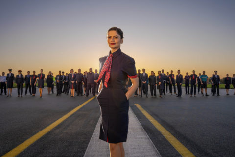 British Airways hat neue Uniformen: Entworfen hat sie Modedesigner Ozwald Boateng. Die Kollektion umfasst für Frauen ein Kleid, einen Rock, eine Hose und einen Jumpsuit.