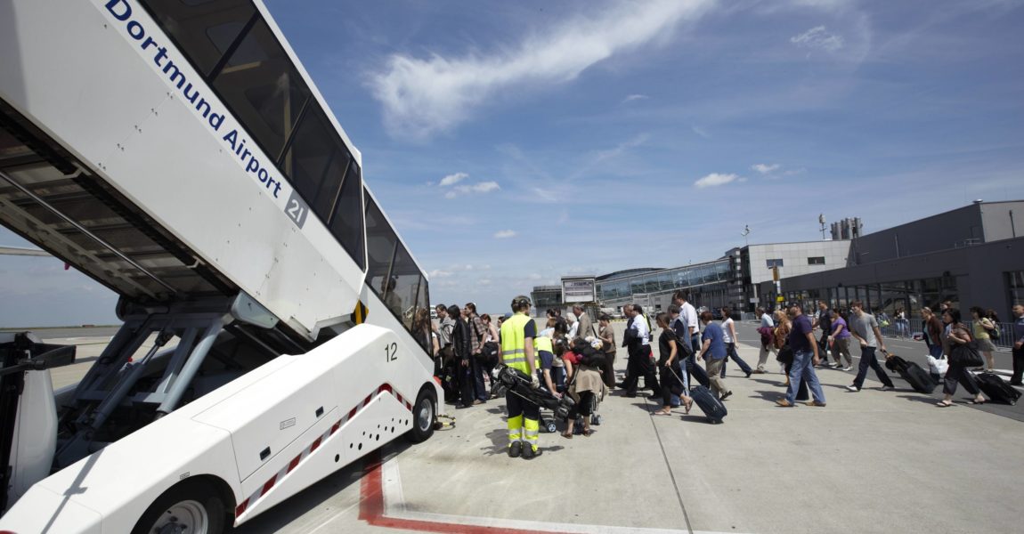 Passagiere auf dem Vorfeld des Dortmund Airport, beim Einstieg in ein Flugzeug. Mehr als 2,5 Millionen Passagiere gab es 2022.