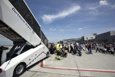 Passagiere auf dem Vorfeld des Dortmund Airport, beim Einstieg in ein Flugzeug. Mehr als 2,5 Millionen Passagiere gab es 2022.
