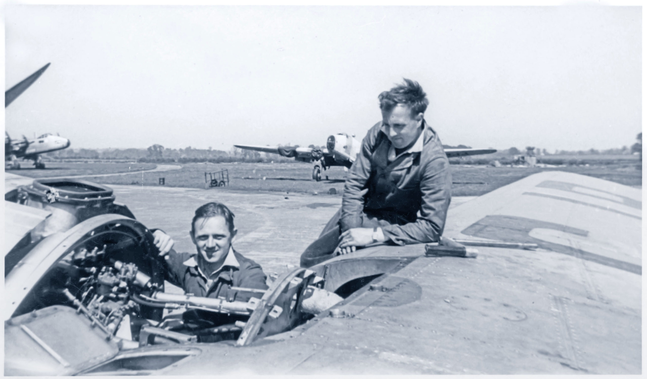 Airtech-Mechaniker überholen die Bristol-Hercules-
Motoren einer Halton 1 auf dem Flugplatz Aylesbury. Bild: Sammlung Wolfgang Borgmann, British Airways Heritage Collection, Eidgenössisches Luftamt Büro für Unfalluntersuchungen 