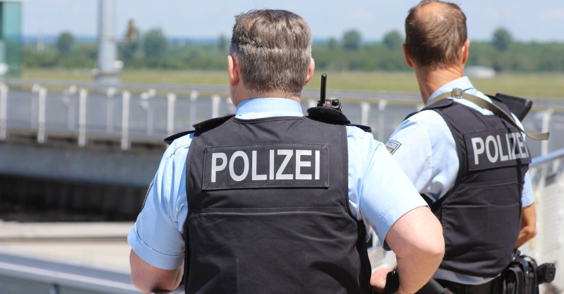 In der Nacht zu Donnerstag ist ein Betrunkener mit seinem Auto auf das Flughafengelände Speyer/Ludwigshafen gefahren. Die Polizei Speyer war vor Ort und ordnete für den Autofahrer einen Alkoholtest an (Symbolfoto).