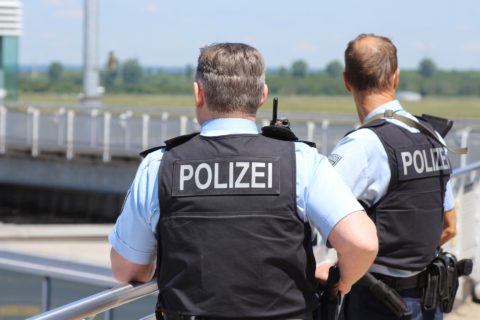 In der Nacht zu Donnerstag ist ein Betrunkener mit seinem Auto auf das Flughafengelände Speyer/Ludwigshafen gefahren. Die Polizei Speyer war vor Ort und ordnete für den Autofahrer einen Alkoholtest an (Symbolfoto).