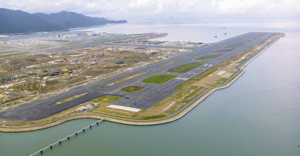 Der Flughafen Hongkong hat seine dritte Start- und Landebahn feierlich eröffnet.