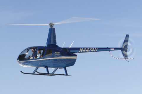 Im Oktober 2022 ist ein Hubschrauber des Typs Robinson R44 bei Buchen abgestürzt. Das Foto zeigt einen Hubschrauber Robinson R66 (Symbolfoto).