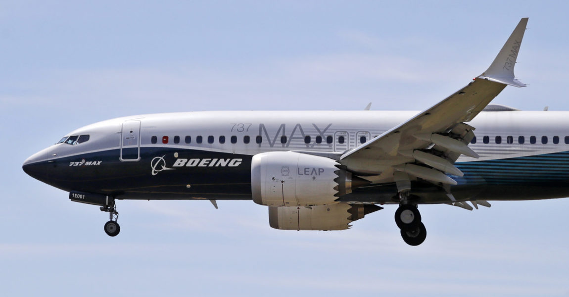 Ein Flugzeug vom Typ Boeing 737 Max im Landeanflug.