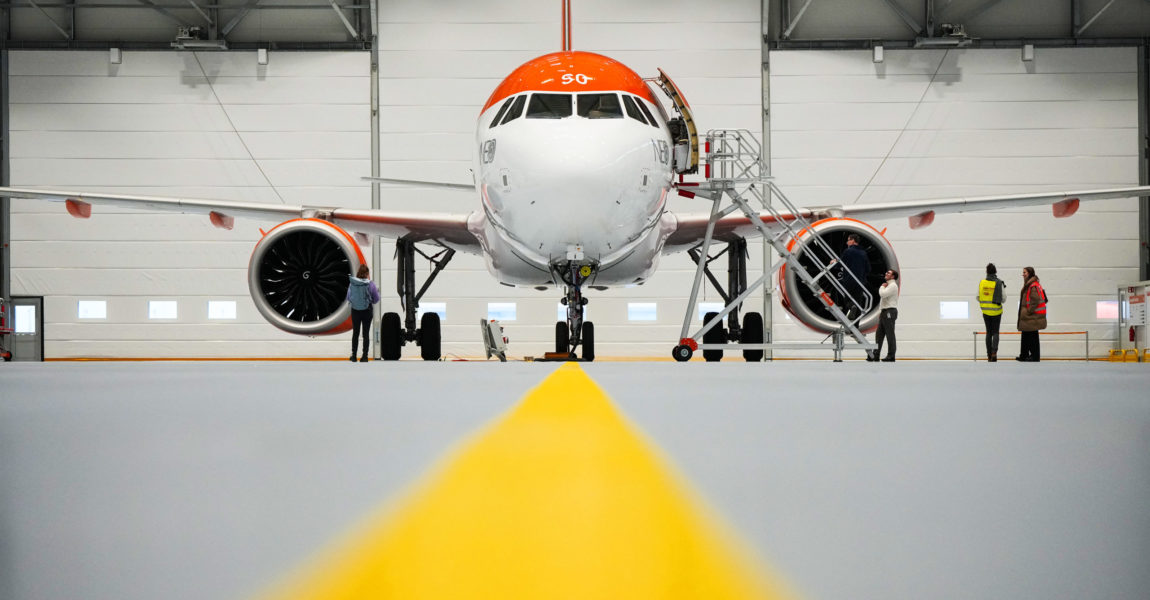 Ein Airbus A320 Neo steht während der Eröffnung des neuen Easyjet-Wartungshangars auf dem Flughafen Berlin Brandenburg (BER) «Willy Brandt» in der Halle. Das neue Gebäude ist der erste easyJet-Hangar außerhalb Großbritanniens.