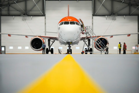 Ein Airbus A320 Neo steht während der Eröffnung des neuen Easyjet-Wartungshangars auf dem Flughafen Berlin Brandenburg (BER) «Willy Brandt» in der Halle. Das neue Gebäude ist der erste easyJet-Hangar außerhalb Großbritanniens.