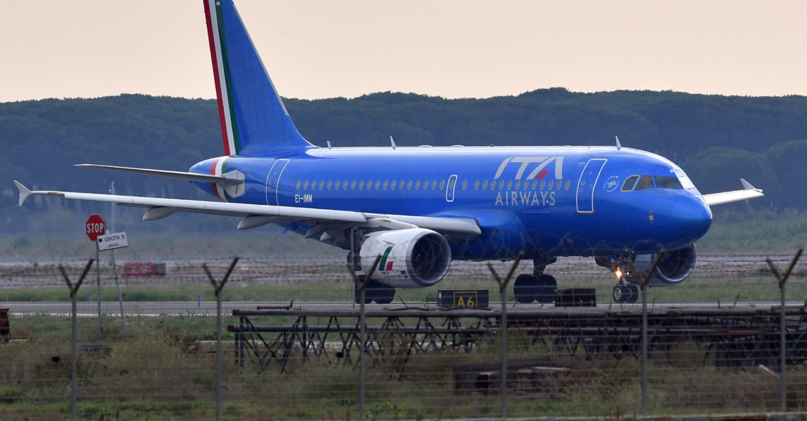 Ein Airbus A320 von Ita Airways steht auf der Startbahn des Flughafens Leonardo da Vinci. Die Lufthansa will bei der italienischen Fluggesellschaft Ita Airways einsteigen.