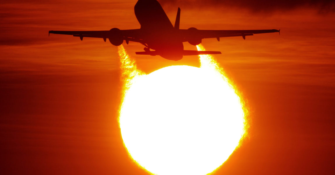  Ein Flugzeug startet vor der untergehenden Sonne. Die US-Raumfahrtbehörde Nasa und der Luft- und Raumfahrttechnikkonzern Boeing wollen gemeinsam an einem Passagierflugzeug mit weniger Emissionen arbeiten. 