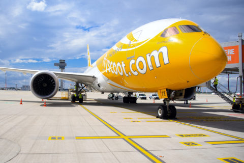  In Indien ist ein Flugzeug der singapurischen Billigfluggesellschaft mehrere Stunden vor der geplanten Abflugzeit gestartet und hat dabei 35 Passagiere am Flughafen zurückgelassen.