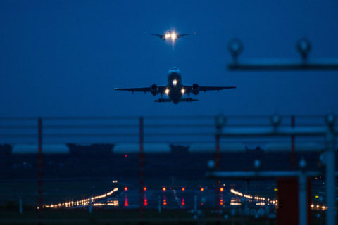 Ein Airbus A319-132 startet vom dem Flughafen in Hamburg. Im Hintergrund ist ein Flugzeug im Landeanflug. 