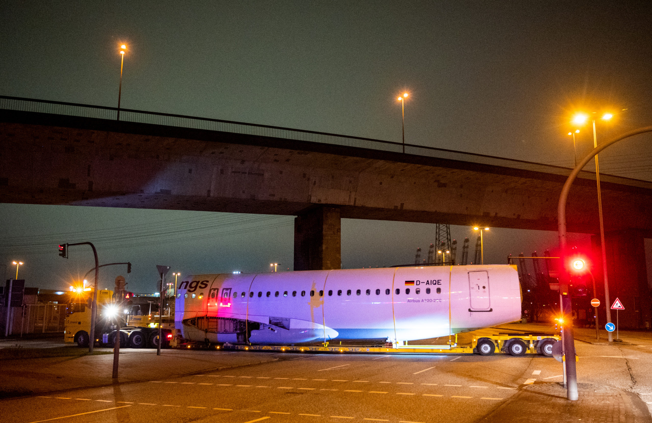 Das Teil des ehemaligen Flugzeugs … Bild: Daniel Bockwoldt/dpa