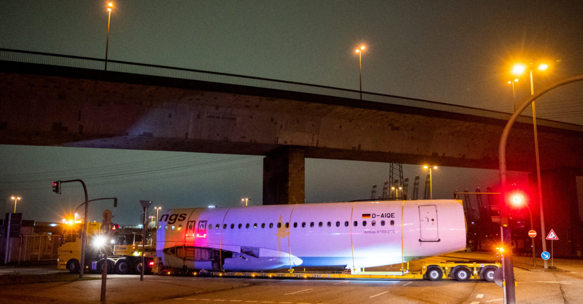 Ein mit einem Airbus-Flugzeugrumpf beladener Schwertransport fährt zum Zentrum für Angewandte Luftfahrtforschung (ZAL).