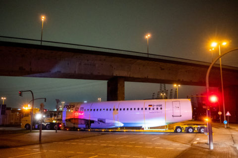 Ein mit einem Airbus-Flugzeugrumpf beladener Schwertransport fährt zum Zentrum für Angewandte Luftfahrtforschung (ZAL).