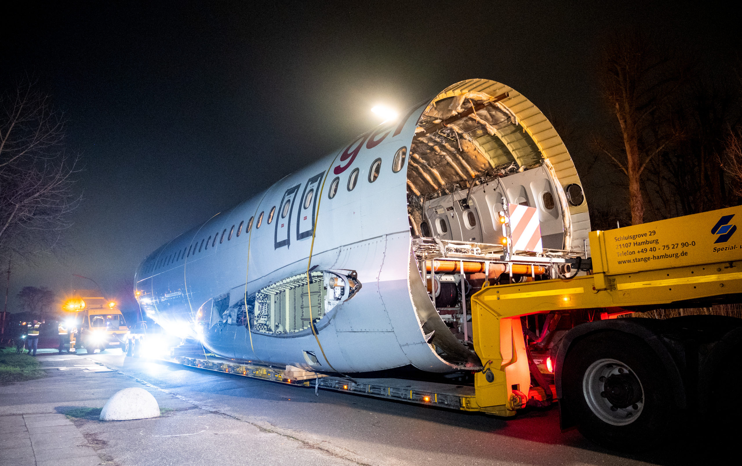 … wurde in der Nacht von der Lufthansa Technik … Bild: Daniel Bockwoldt/dpa