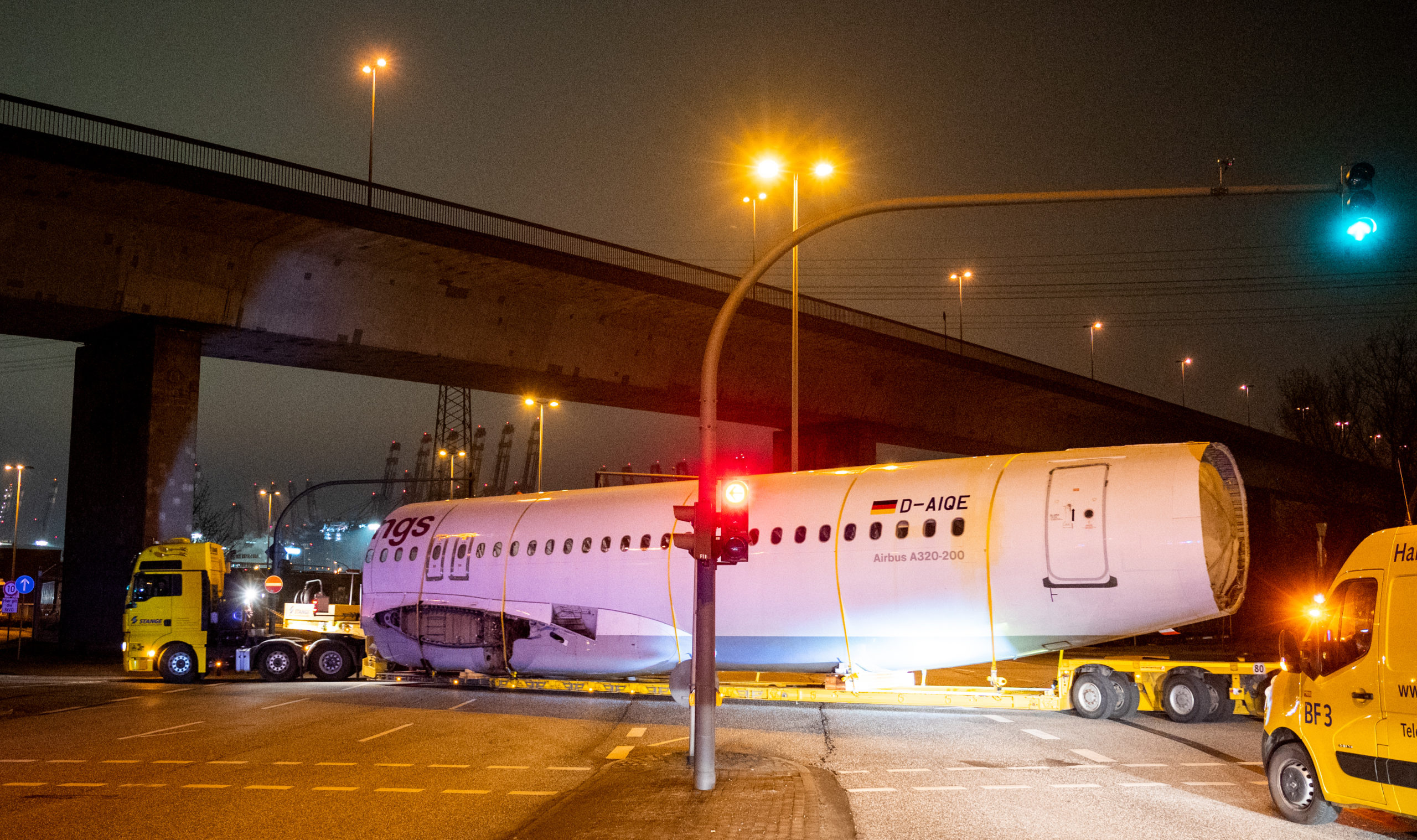 … zum ZAL für Forschungszwecke gebracht. Im Hintergrund ist die Köhlbrandbrücke zu sehen. Bild: Daniel Bockwoldt/dpa