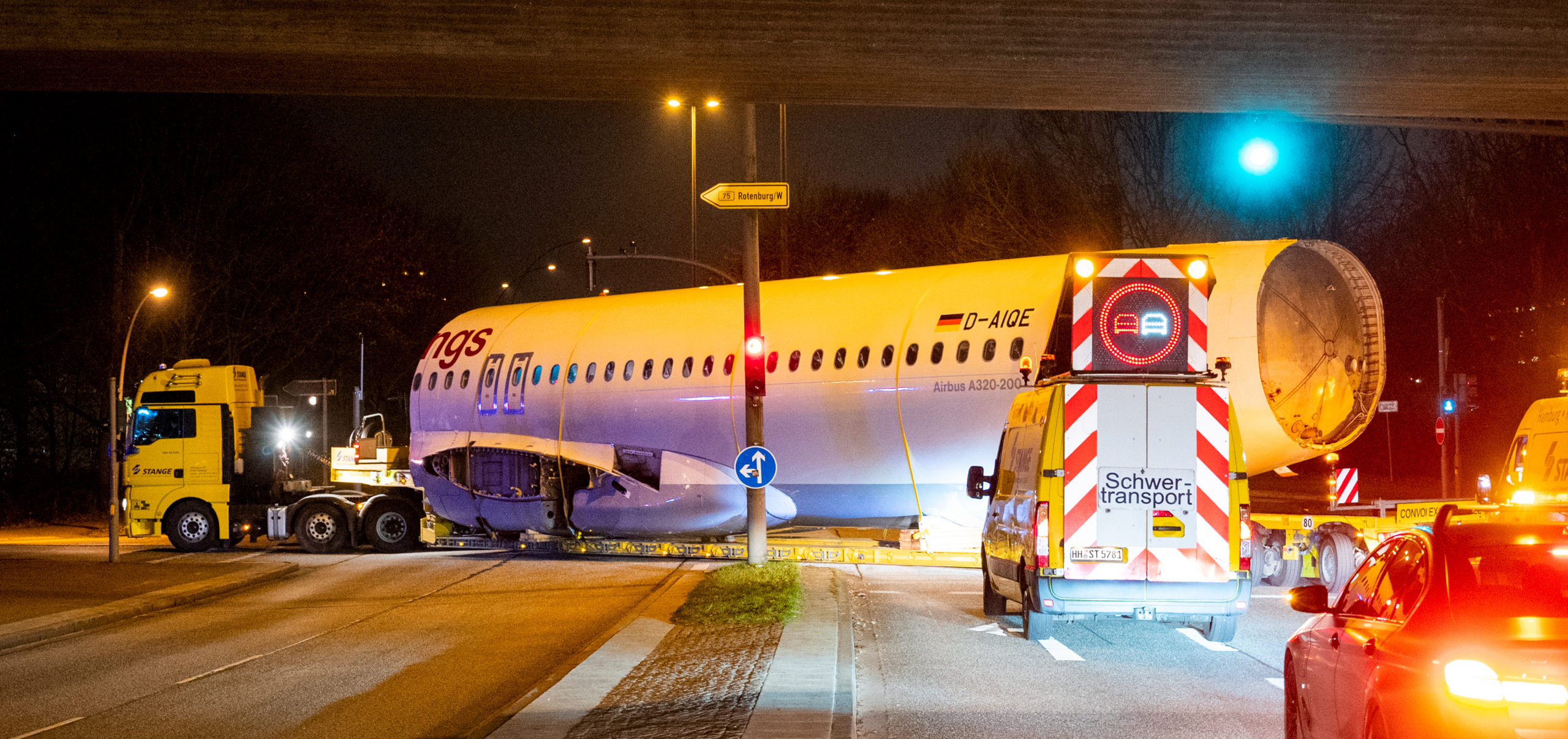 Was zählt überhaupt als Schwertransport? Ein Schwertransport überschreitet die zulässige Lademaße und/oder das zulässige Gewicht. Für … Bild: Foto: Daniel Bockwoldt/dpa