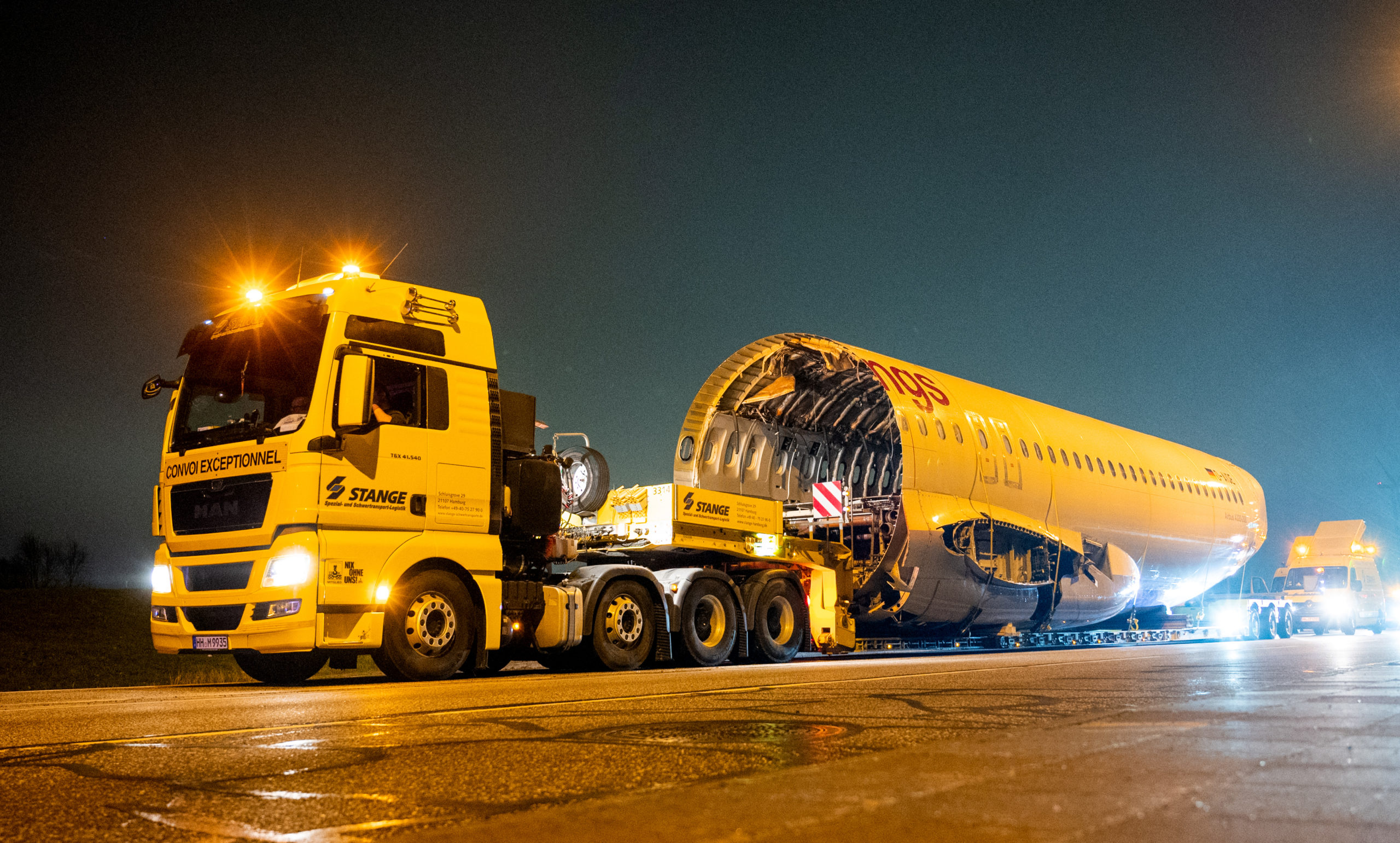 … solch einen Transport ist eine Ausnahmegenehmigung notwendig. Dabei sind immer die gesamten Abmessungen … Bild: Daniel Bockwoldt/dpa