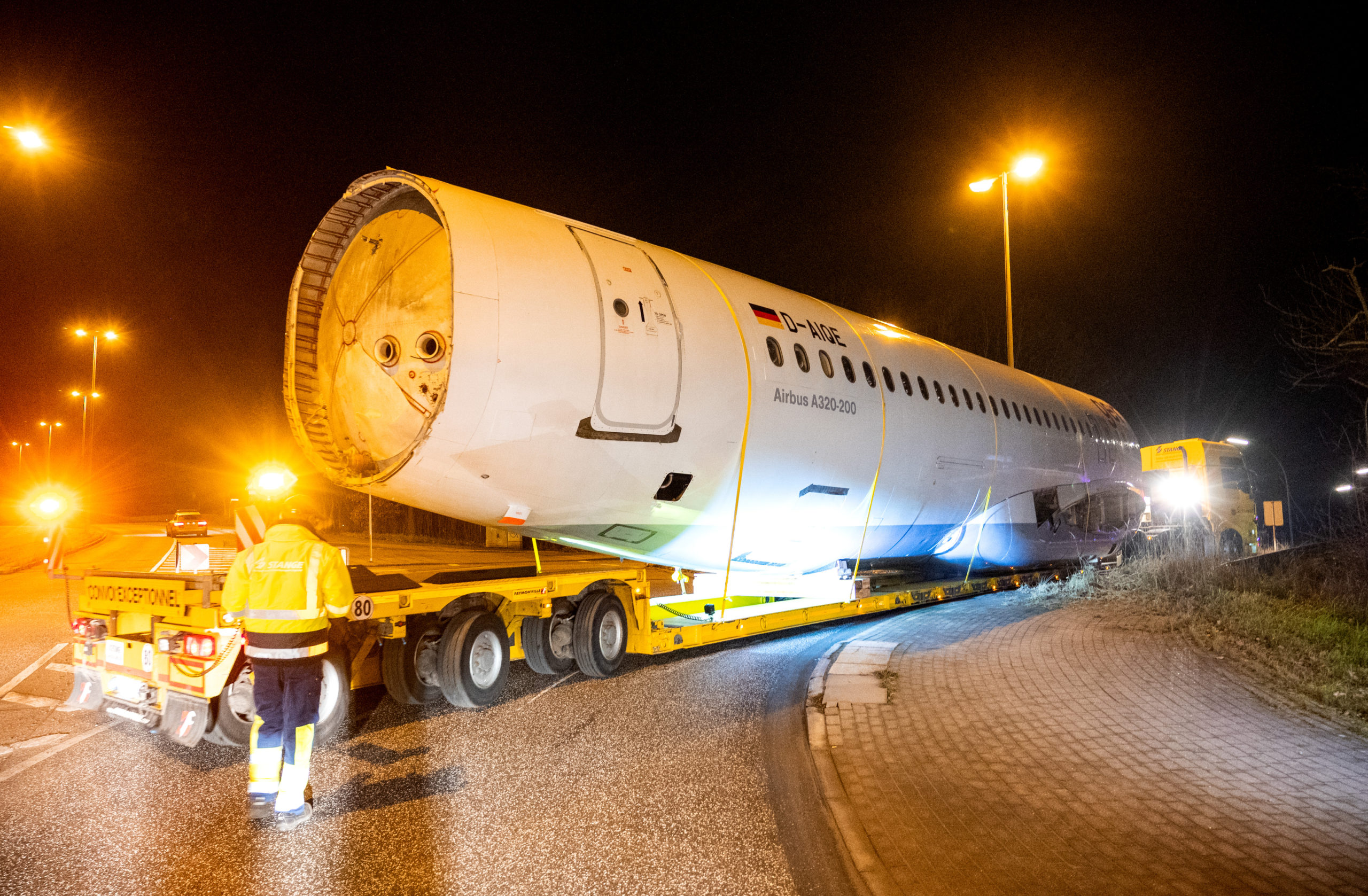 … des beladenen Lkw gemeint. also nicht nur die Ladung. Der Flugzeugrumpf ist übrigens ohne Komplikationen in Hamburg angekommen.  Bild: Daniel Bockwoldt/dpa