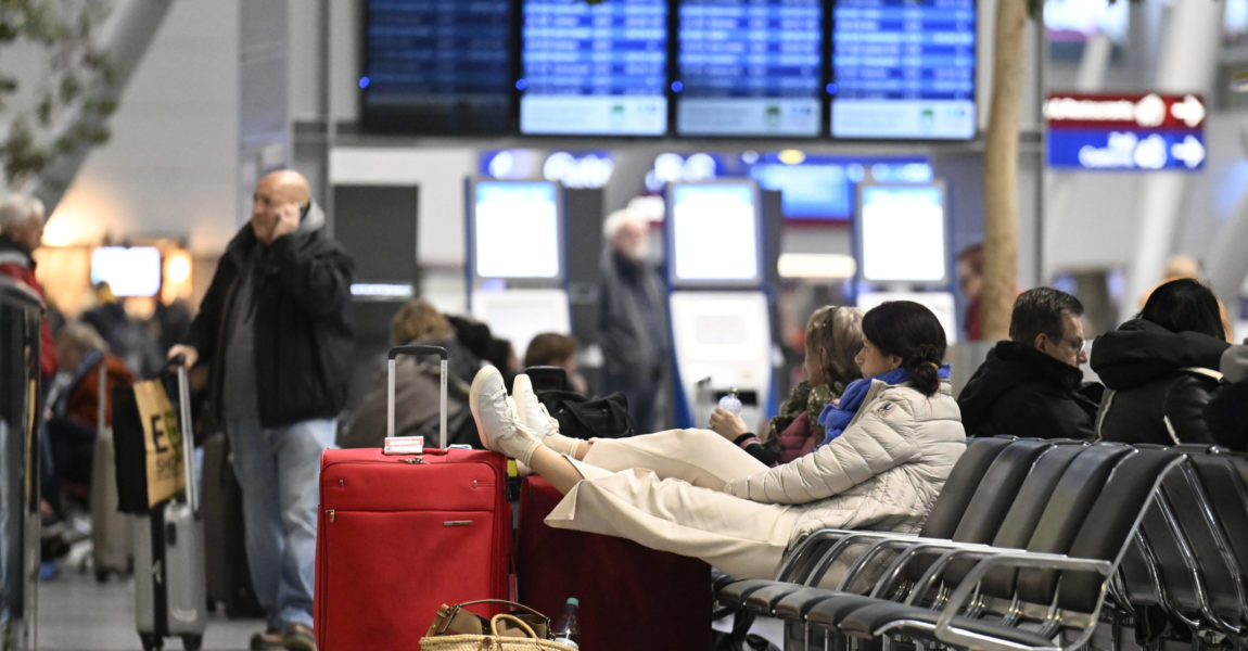 Reisende warten auf ihren Flug, nachdem Beschäftigte der Abfertigung des Flughafens seit heute morgen für bessere Löhne streiken. Die Gewerkschaft Verdi rechnet mit Flugausfällen und Verspätungen. 