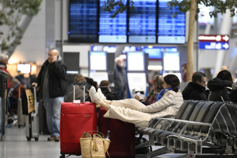 Reisende warten auf ihren Flug, nachdem Beschäftigte der Abfertigung des Flughafens seit heute morgen für bessere Löhne streiken. Die Gewerkschaft Verdi rechnet mit Flugausfällen und Verspätungen. 
