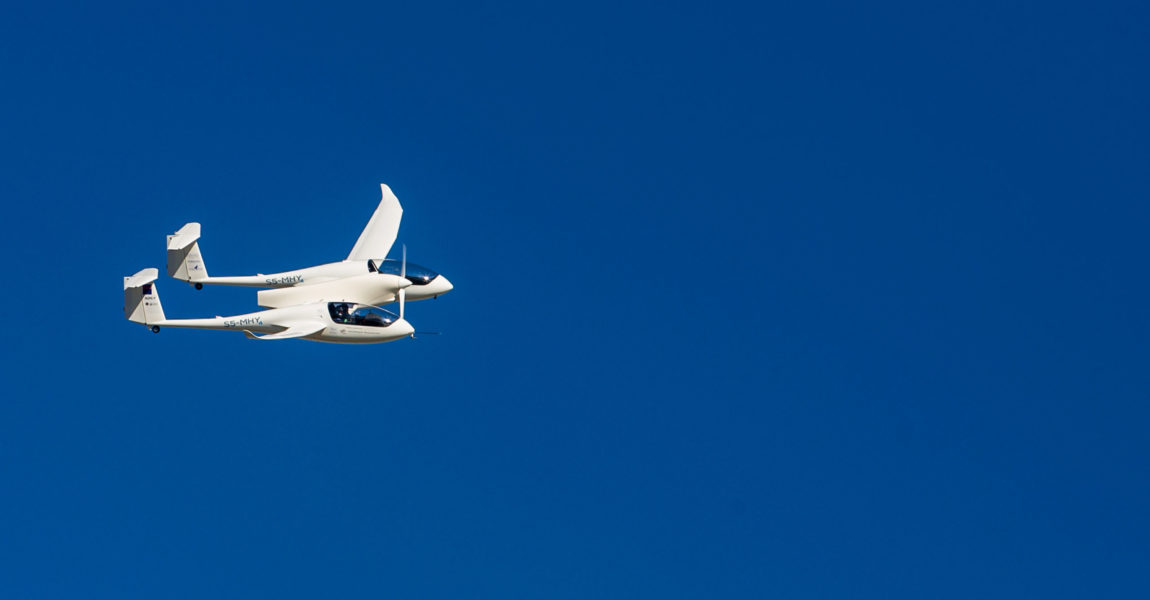 Das Brennstoffzellenflugzeug HY4 fliegt bei seiner Weltpremiere über den Flughafen Stuttgart.