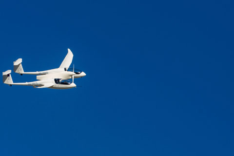 Das Brennstoffzellenflugzeug HY4 fliegt bei seiner Weltpremiere über den Flughafen Stuttgart.