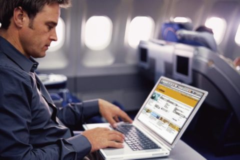 Immer mehr Airlines bieten WLAN im Flugzeug an.