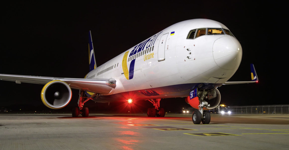 DIe Flotte der Azur Air Ukraine steht derzeit komplett am Boden. Diese Boeing 767-300 wartet in Kiew-Boryspil auf das Kriegsende