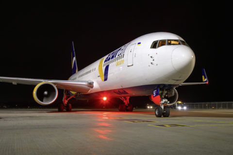 DIe Flotte der Azur Air Ukraine steht derzeit komplett am Boden. Diese Boeing 767-300 wartet in Kiew-Boryspil auf das Kriegsende
