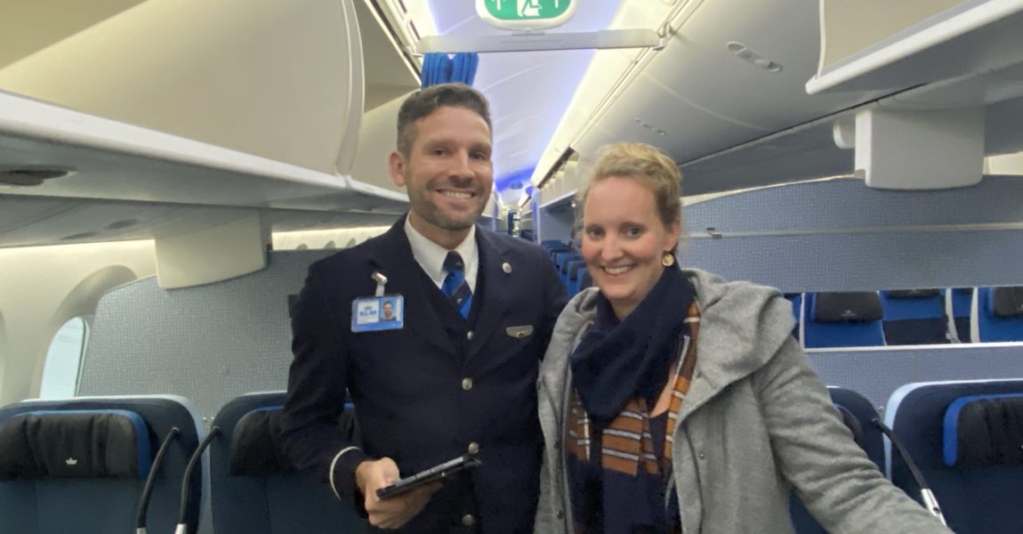 Auf dem Flug von Amsterdam nach New York teste ich, Online-Chefredakteurin Isabella Sauer, die neue Premium Comfort Class in einer Boeing 787-10. Hier auf dem Foto mit Flugbegleiter Frank.