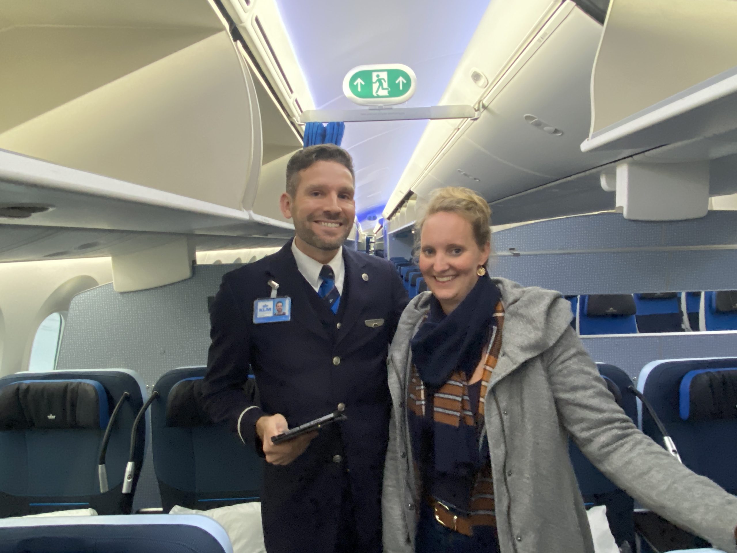Auf dem Flug von Amsterdam nach New York teste ich, Online-Chefredakteurin Isabella Sauer, die neue Premium Comfort Class in einer Boeing 787-10. Hier auf dem Foto mit Flugbegleiter Frank.