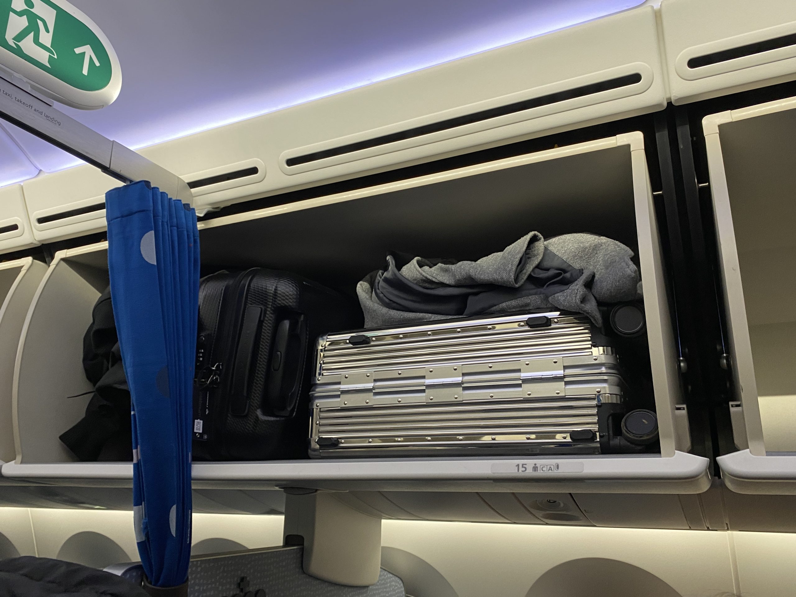 Genug Platz für meinen Koffer! Als Gast der Premium Comfort Class von KLM kann ich neben zwei Check-in-Gepäckstücken eine Handtasche und zwei Handgepäckstücke mit an Bord nehmen, ebenso werde ich beim Preboarding aufgerufen. Bild: Isabella Sauer